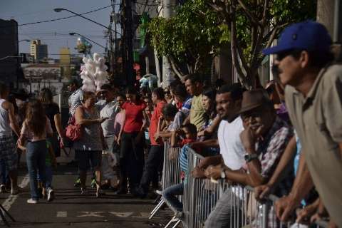 População madruga e lota 14 de Julho para ver desfile da Independência