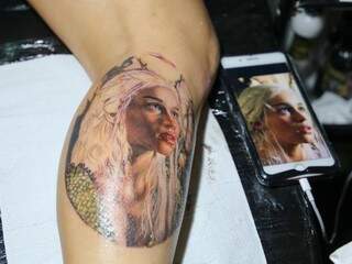 Servidora pública tatuou na perna rosto de Daenerys Targaryen. (Foto: Paulo Francis)