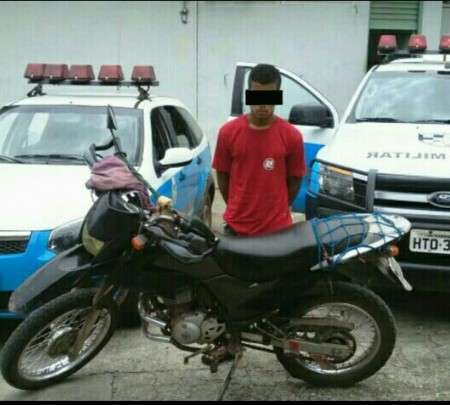 Ladr&atilde;o rouba moto, esconde ve&iacute;culo no mato, mas acaba preso pela PM