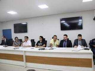 Mesa de autoridades que participaram do encontro no plenarinho da Câmara Municipal de Campo Grande. (Foto: Paulo Francis) 