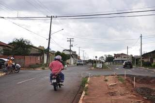 Falta de sinalização e obra termina em acidentes, diz morador (Foto: João Garrigó)