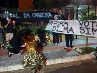 Protesto começou em frente ao MPF e foi até o apartamento onde mora Dagoberto em Campo Grande (Foto: divulgação)