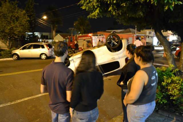  Ap&oacute;s colis&atilde;o, ve&iacute;culo capota e outro se choca com &aacute;rvore na rua Jos&eacute; Antonio