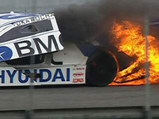 Carro do piloto Tuka Rocha pegou fogo no começo da prova. (Foto: Reprodução/Sportv)