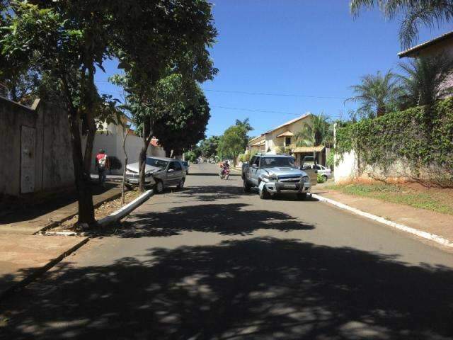 Carro de passeio bate em camionete e depois em &aacute;rvore