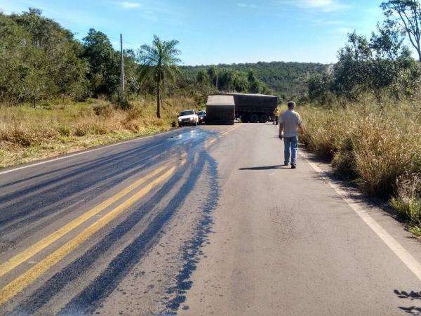 Trecho da MS-295 fica interditado por tr&ecirc;s horas ap&oacute;s acidente com carreta