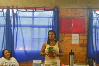 Vania recebeu a flor e falou sobre as energias (Foto: Alana Portela)