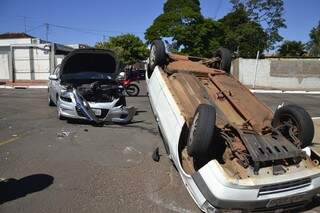 O veículo I30 ficou com a frente destruída. (Foto: Simão Nogueira)