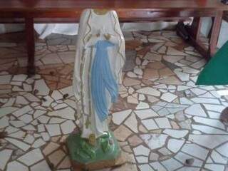 Bandidos arrombam igreja, quebram telhas e destroem imagem de santa Bandidos arrombam igreja, quebram telhas e destroem imagem de santa