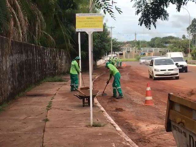 Equipes retiram sujeira deixada pela chuva na Ernesto Geisel