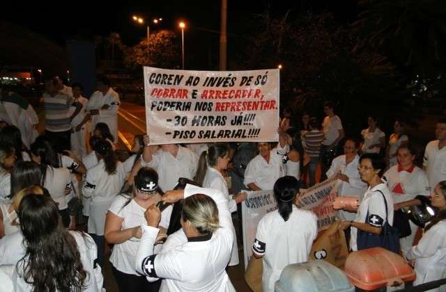 Enfermeiros voltam a fazer protesto por redu&ccedil;&atilde;o de jornada em Dourados 