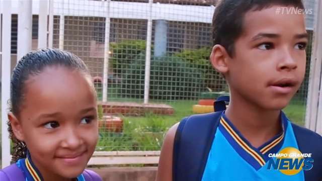 De uniforme velho e cheios de expectativa, alunos do munic&iacute;pio voltam &agrave;s aulas
