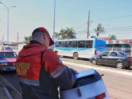 Acidente entre ônibus e motociclista deixa homem gravemente ferido 