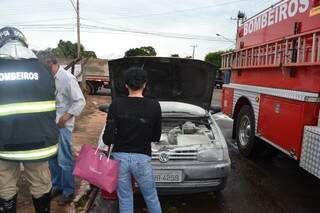 Motorista confere os estragos causados pelo foto na tarde de hoje (Foto: Pedro Peralta)