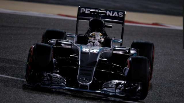 Lews Hamilton larga na pole e Massa &eacute; o s&eacute;timo no Bahrein