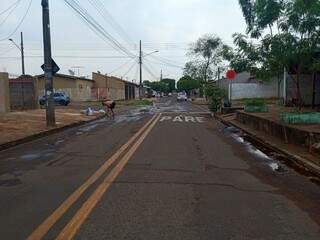 Rua da Coophavila 2 também ficou molhada; chuva por lá não passou de 10 minutos (Foto: Maressa Mendonça)
