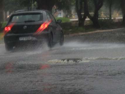 Chuva forte causa enxurrada, enche córrego e afeta  semáforos