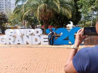 O letreiro está na praça Ary Coelho e é cenário para fotos (Foto: Henrique Kawaminami)