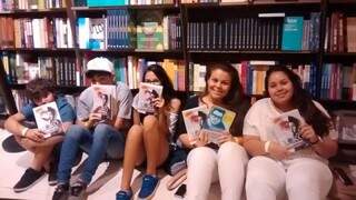 Os primeiros da fila na livraria de Campo Grande. (Foto: Elverson Cardozo)