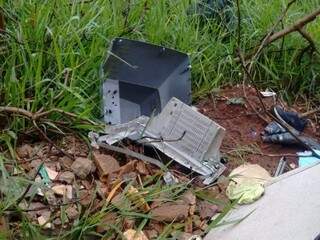 Lixo acumula de móveis velhos a carcaças de aparelhos eletrônicos há mais de um ano, diz morador (Foto: Fernando Luis Bispo da Silva/Arquivo Pessoal)