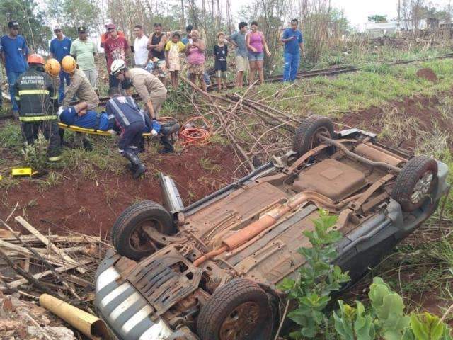 Motorista fica retido em ve&iacute;culo ao tombar em vala no Indubrasil 