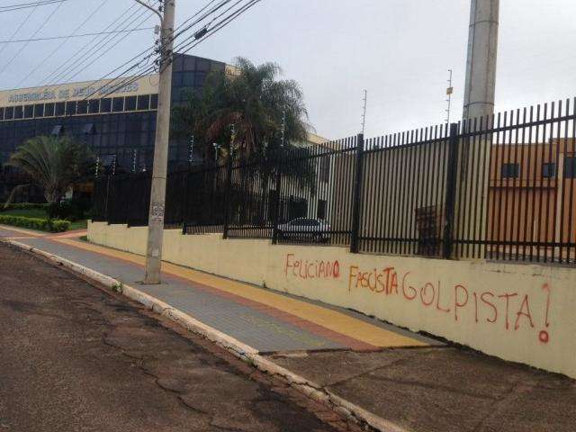 Igrejas que recebem Marcos Feliciano s&atilde;o pichadas com frases de rep&uacute;dio