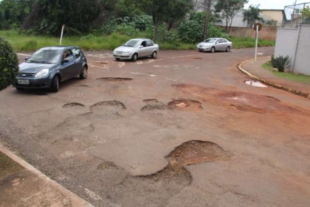 Prefeitura abre licita&ccedil;&atilde;o para tapa-buraco, ap&oacute;s empresas pararem servi&ccedil;o