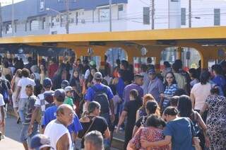 Terminal ficou lotado e passageiros tomaram a Costa e Silva exigindo a liberação dos ônibus (Foto:Alcides Neto)