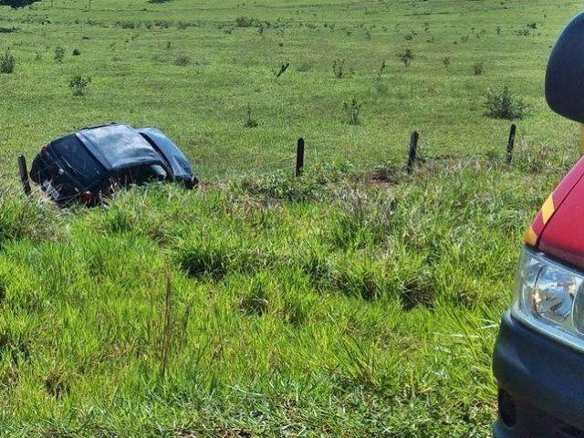 Carro fica desgovernado, capota e para sobre cerca de fazenda na MS-162
