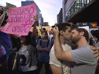 Durante protesto, casal se beija na Avenida Paulista (Foto: Nelson Almeida)