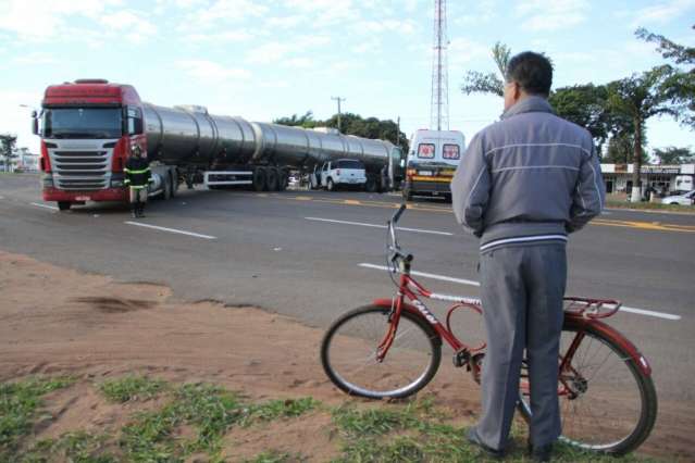 Carro vai parar embaixo de caminh&atilde;o e interdita trecho da BR-262