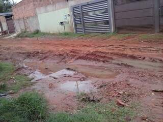 A poças d&#039;água demoram até meses para secar (Foto: Direto das ruas)