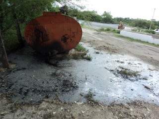 Tonéis de piche e betume foram abandonados na BR-262. (Foto: Divulgação)