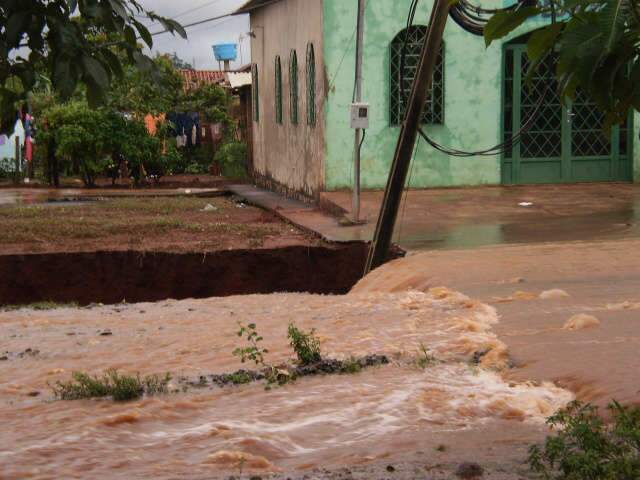  Enxurrada levou 2&ordm; poste no Jardim Carioca e eros&atilde;o amea&ccedil;a igreja