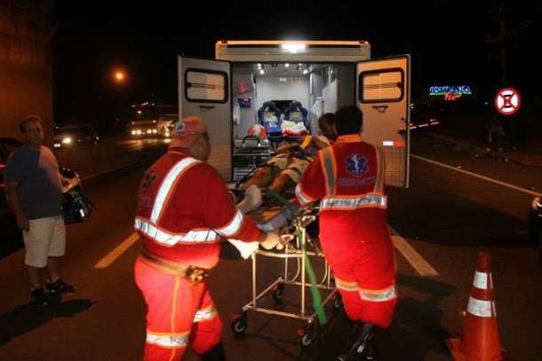 Carro com placas de MS capota e uma pessoa morre em rodovia de SP 