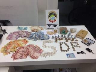 Policiais apreenderam drogas e dinheiro na casa do traficante. (Foto: Divulgação/ Polícia Civil)