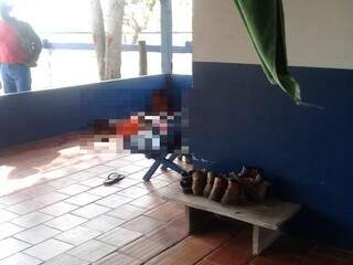 Corpo de vítima caído em sede de fazenda (Foto: Divulgação/ Polícia Civil)