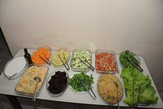 Mesa de saladas servem opções diversas. (Foto: Paulo Francis)