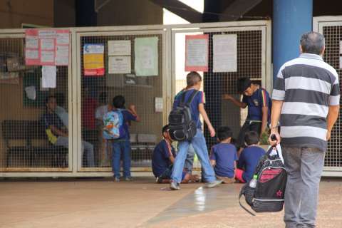 Servidores administrativos ameaçam deixar escolas sem aulas nesta segunda