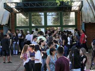 Candidatos em frente a um dos blocos do campus de Campo Grande, onde foi realizada a prova (Foto: Saul Schramm)