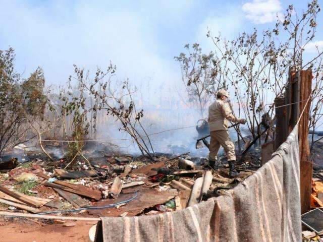 Em 12 horas, bombeiros atendem 18 ocorr&ecirc;ncias de inc&ecirc;ndio na Capital