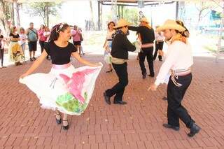 Grupo Camalote encantou a Praça Ary Coelho com apresentações de dança (Foto: Marcos Ermínio)