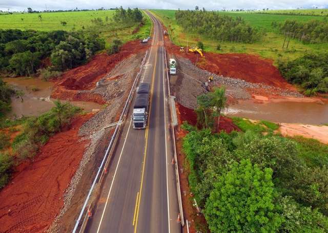 Empresa retira m&aacute;quina que caiu em ribanceira e libera trecho da BR-163