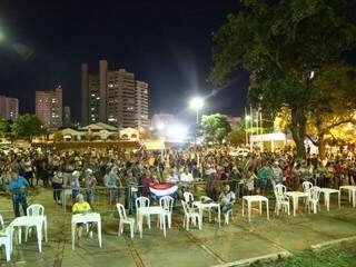 Praça do Rádio está lotada para a apuração das notas das escolas de samba (Foto: Alcides Neto)