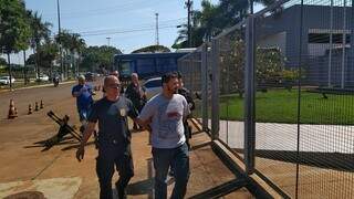 Um dos presos em Dourados é conduzido por agentes federais (Foto: Adilson Domingos)