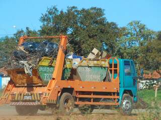 Caminhão chega com materiais permitidos, mas também com os proibidos. (Foto: Rodrigo Pazinato)