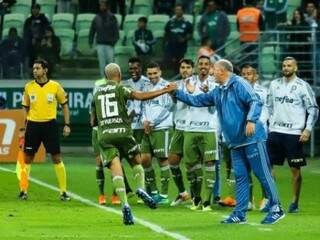 Deyverson cumprimenta o técnico Luiz Felipe Scolari na comemoração (Foto: Divulgação)