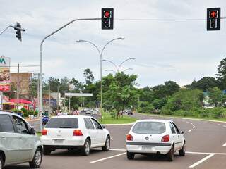 Novo semáforo na Via Parque começou a funcionar ontem (Foto: João Garrigó)