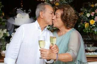 Felizes, eles se beijaram e brindaram os 60 anos de união (Foto: Marcos Maluf)