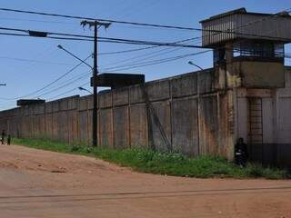 Os dois presos fugiram pulando o muro do presídio. (Foto: Fernando Antunes) 